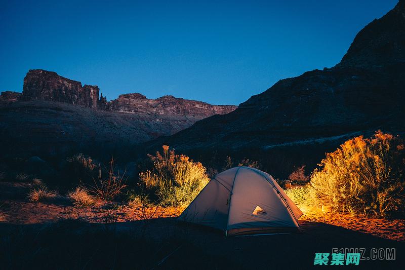 當天晚上，營地附近的樹林中傳來奇怪的聲音，包括尖叫和咆哮。 (當天晚上讀音是什么)