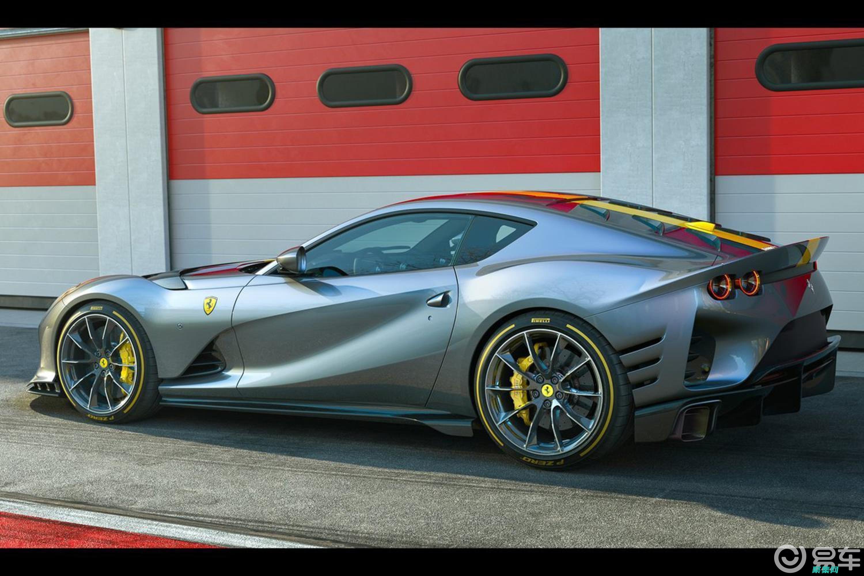 法拉利812 Superfast：售價超過30萬美元，每年維護成本超過30,000美元。(法拉利812多少錢)