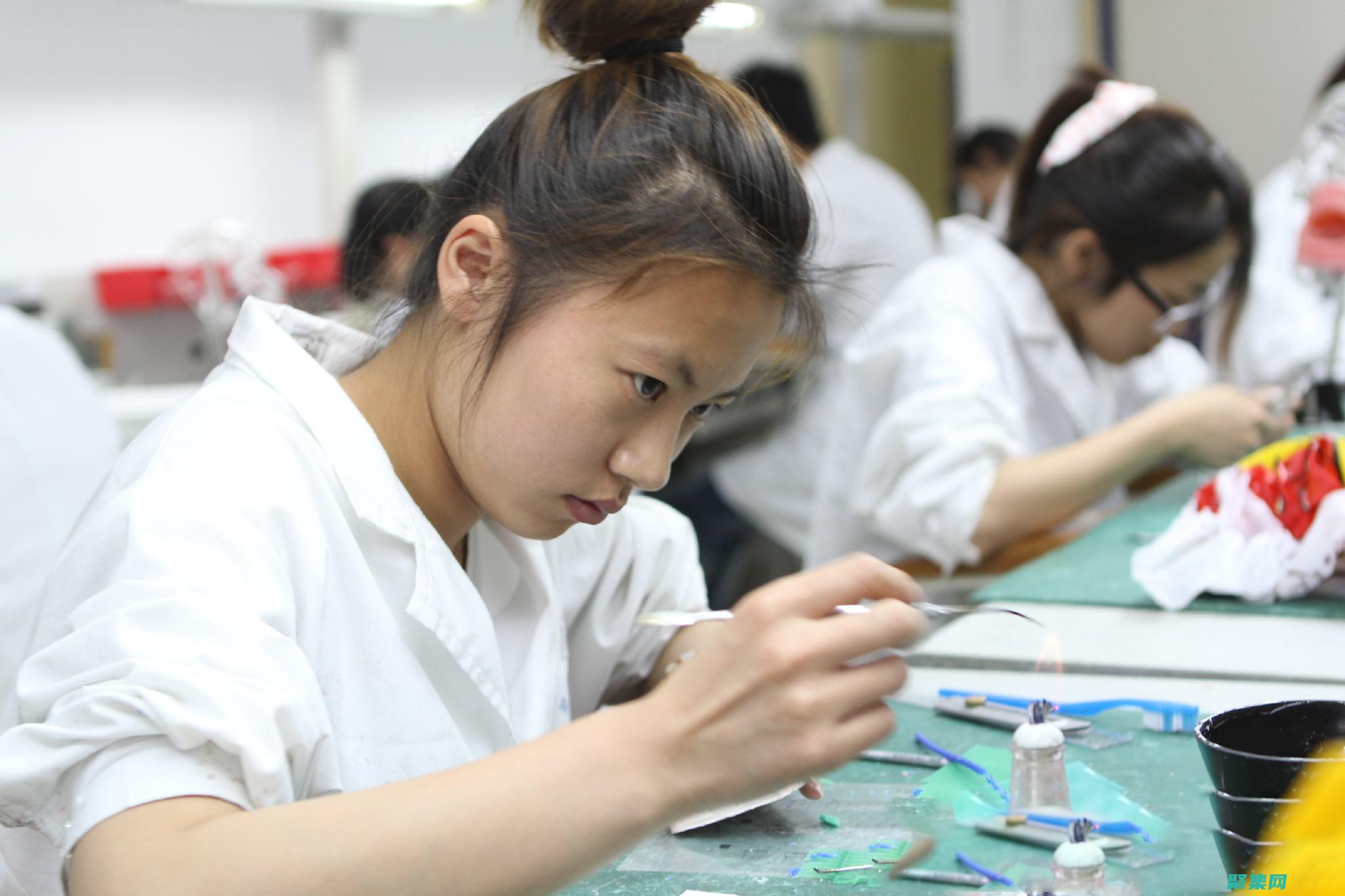 關注專業領域：選擇你感興趣的編程領域，深入研究和積累經驗，成為該領域的專家。(專業的關注)